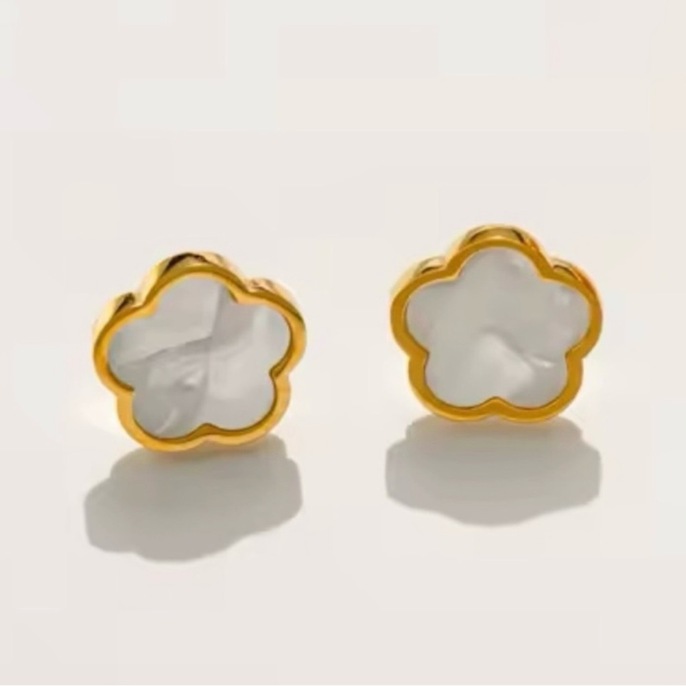 CLOVER STUD EARRINGS WHITE SET IN GOLD 6 LEAF QUATREFOIL-NEW